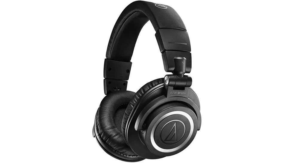 Los auriculares Audio-Technica ATH-M50xBT2 en negro, vistos de perfil sobre fondo blanco