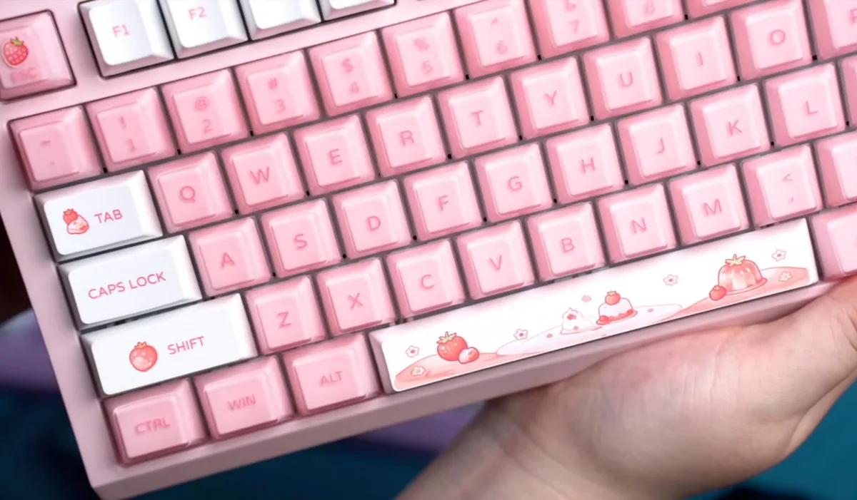 Teclado mecánico rosa de Epomaker con teclas ilustradas con motivos de fresas
